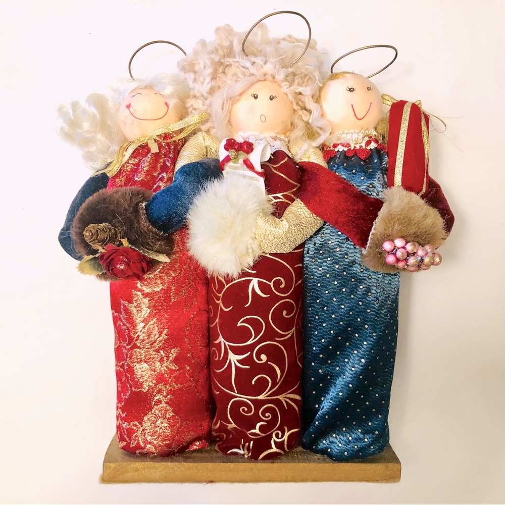 Christmas Holiday 3 Carolers Home Decor Dressed  in Warm Rich Fabrics Exc Cond